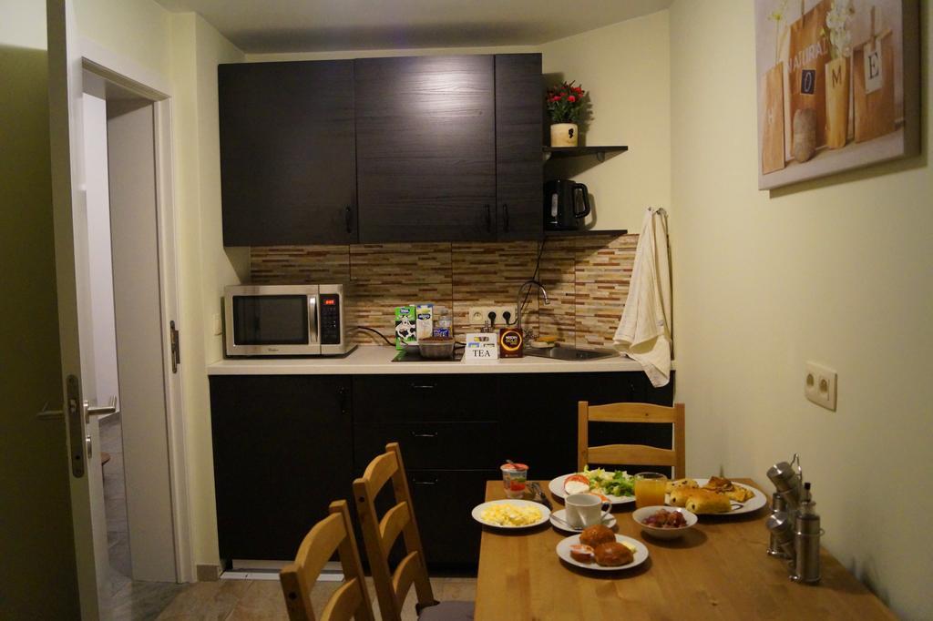 Eu Guesthouse Brussel Bagian luar foto